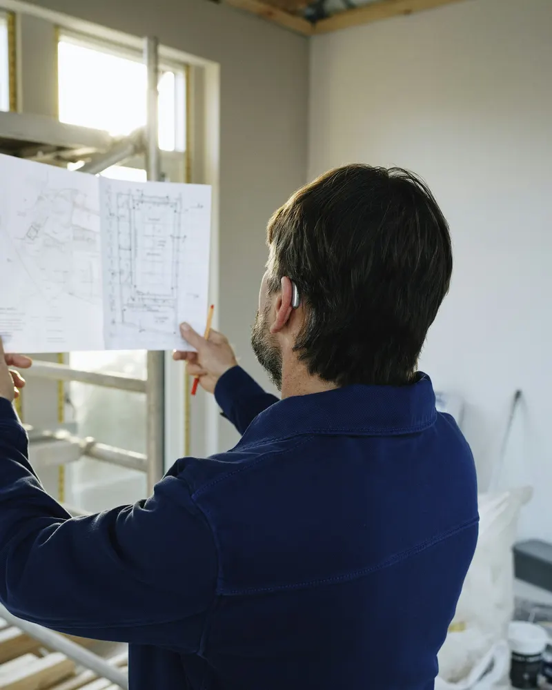 Ingeniero revisando planos en obra