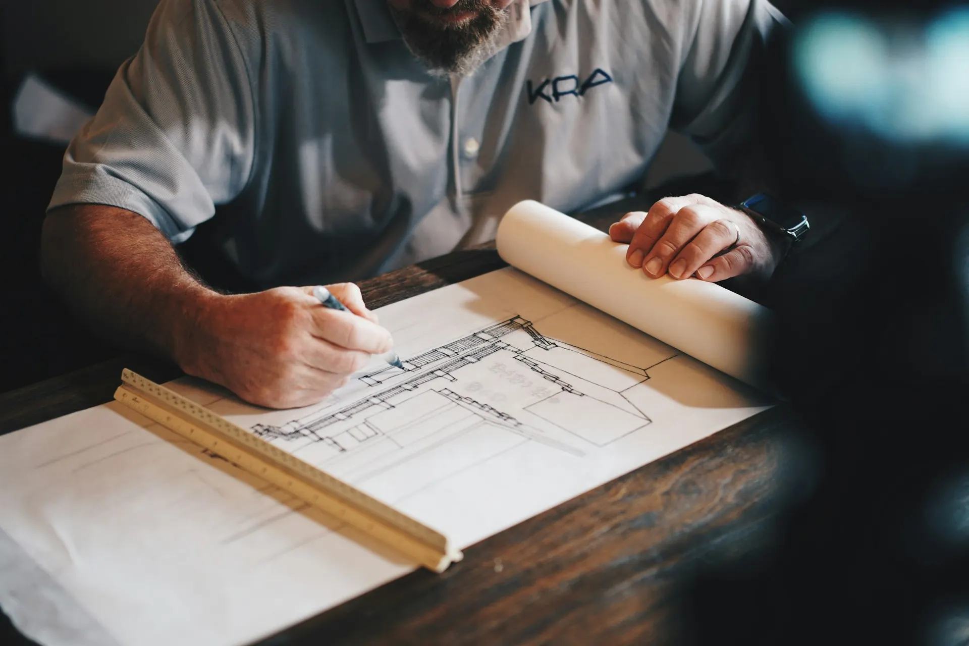 Arquitecto trazando planos de un proyecto de Índico